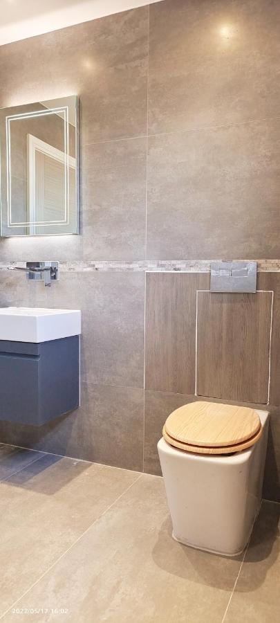 Top Floor Flat 5 Northwood Northwood  ภายนอก รูปภาพ
