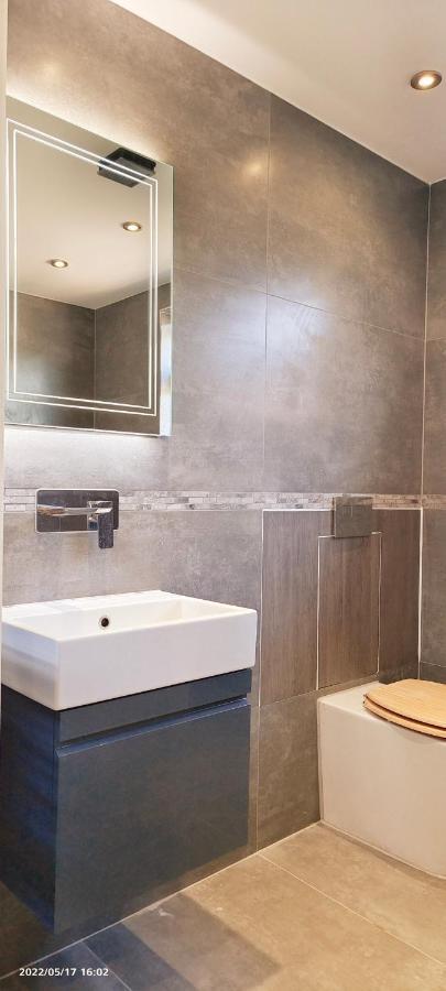 Top Floor Flat 5 Northwood Northwood  ภายนอก รูปภาพ